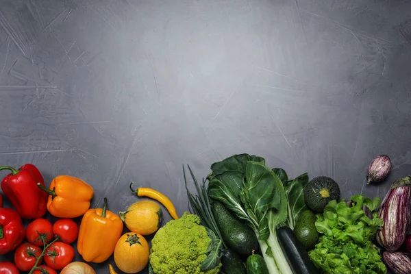 平面布局组合与新鲜蔬菜和灰色背景上的文本空间 — 图库照片