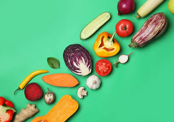 色の背景に新鮮な熟した野菜とフラットレイコンポジション — ストック写真