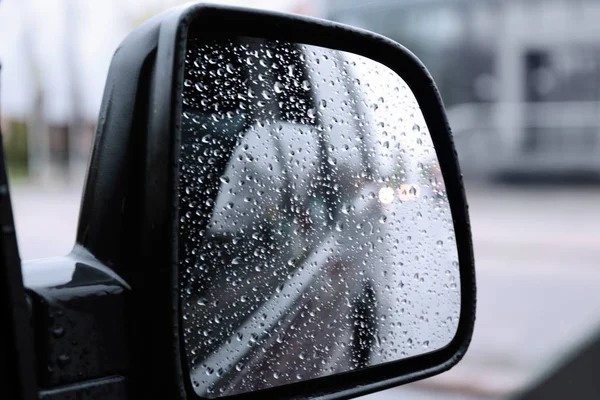 Az autó oldalsó visszapillantó tükrének közelsége esőcseppekkel — Stock Fotó