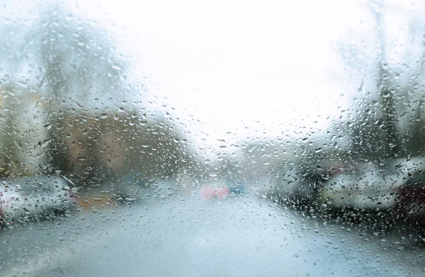 透过湿淋淋的车窗,模糊了道路的景观.雨天 — 图库照片