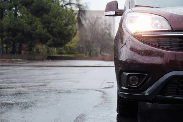 Auto geparkeerd buiten op regenachtige dag, close-up — Stockfoto