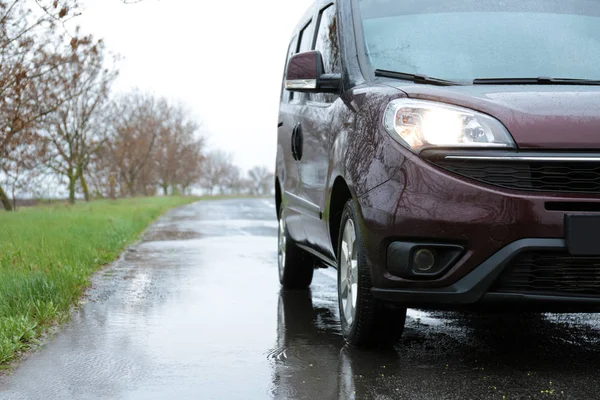 Auto an Regentagen im Freien geparkt — Stockfoto