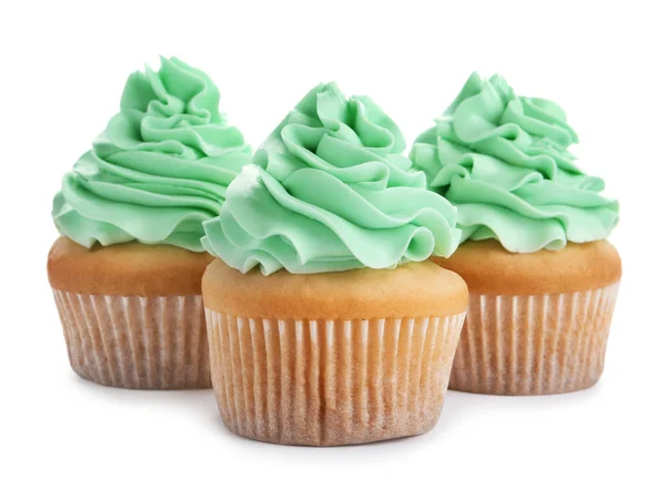 Deliciosos cupcakes con crema sobre fondo blanco —  Fotos de Stock