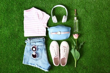 Yeşil çim bahar için şık kadın giysi ve aksesuarları ile Kompozisyon, düz yatıyordu