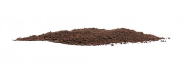 Beyaz üzerine izole humus toprak yığını