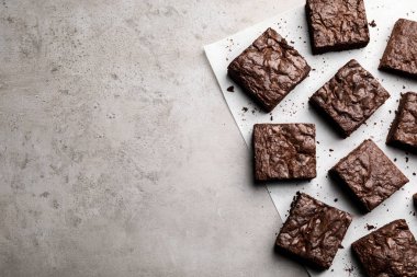 Taze brownie ve gri arka plan üzerinde metin için alan ile Düz yatıyordu kompozisyon. Lezzetli çikolatalı pasta