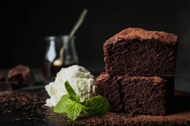 Taze brownie kayrak plaka, metin için yer dondurma ile servis edilir. Lezzetli çikolatalı pasta