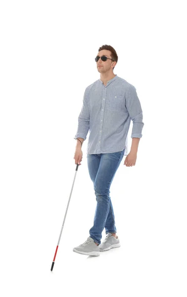 Jovem cego com cana longa andando sobre fundo branco — Fotografia de Stock