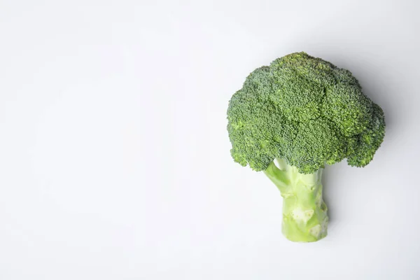 Brokoli hijau segar pada latar belakang warna, tampilan atas. Ruang untuk teks — Stok Foto