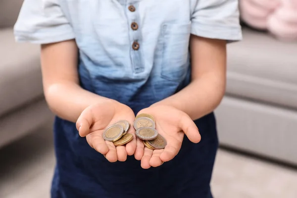 自宅でコインを保持している小さな男の子は、手に焦点を当て、クローズアップ — ストック写真
