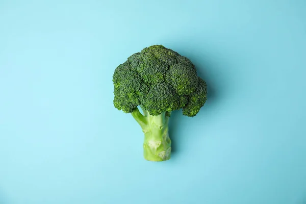 Friss zöld brokkoli a színes háttér, felülnézet. Bioélelmiszerek — Stock Fotó