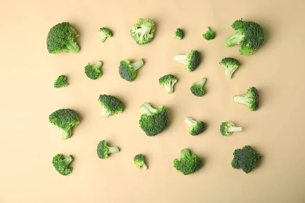 Platte lay compositie met verse groene broccoli op kleur achtergrond — Stockfoto