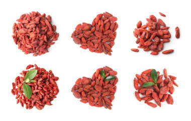 Beyaz arka plan üzerinde lezzetli goji çilek yığınları ile ayarlayın, üst görünümü