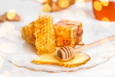 Petek parçalar ve tablo üzerinde kepçe ile plaka