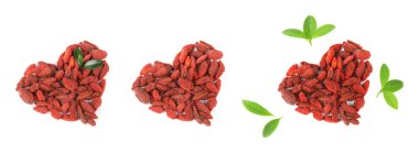 Beyaz arka plan üzerinde lezzetli goji çilek kalp şeklinde yığınları ile ayarlayın, üst görünümü