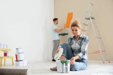 Mutlu çift kapalı duvar boyama. Ev onarımı