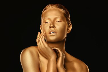 Siyah arka plan karşı cilt üzerinde altın boya ile güzel bayan Portresi