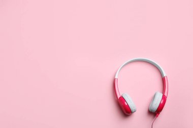Şık kulaklıklar renk arka plan, üstten görünüm üzerinde. Metin için yer