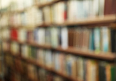 Kütüphanede kitap ile rafların bulanık görünümü