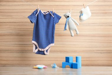Ahşap arka plan üzerinde bebek aksesuarları ile kompozisyon