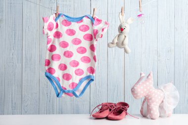 Ahşap arka plan üzerinde bebek aksesuarları ile kompozisyon