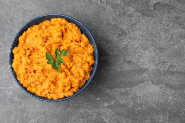 Gri arka plan üzerinde tatlı patates püresi ile Bowl, üst görünümü. Metin için alan