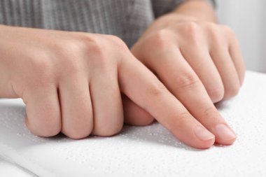 Braille yazılmış kör kişi okuma kitabı, closeup