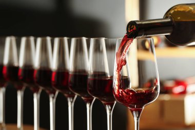 Şişeden kilerde cama şarap dökmek, yakın çekim