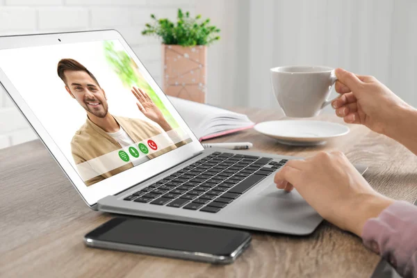 Mulher usando laptop para conversa com o homem via chat de vídeo na mesa, close-up — Fotografia de Stock