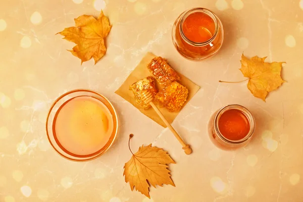 Composição de leigos plana com mel fresco no fundo de cor — Fotografia de Stock