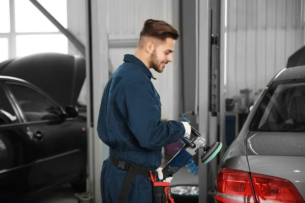 Técnico polimento corpo do carro com ferramenta na oficina de reparação de automóveis — Fotografia de Stock