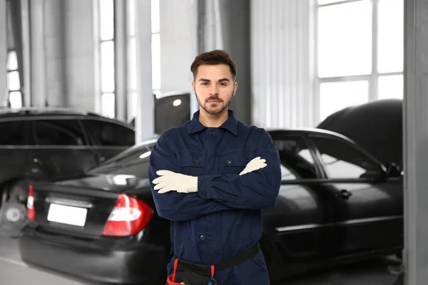 Retrato do técnico perto do carro na oficina de reparação de automóveis — Fotografia de Stock