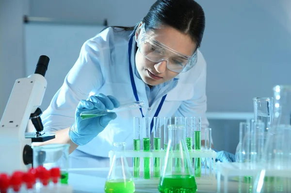 Chercheuse travaillant avec des échantillons dans un laboratoire de chimie moderne — Photo