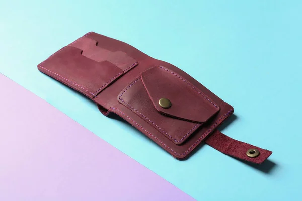Кожаный бумажник на цветном фоне. Стильный аксессуар — стоковое фото