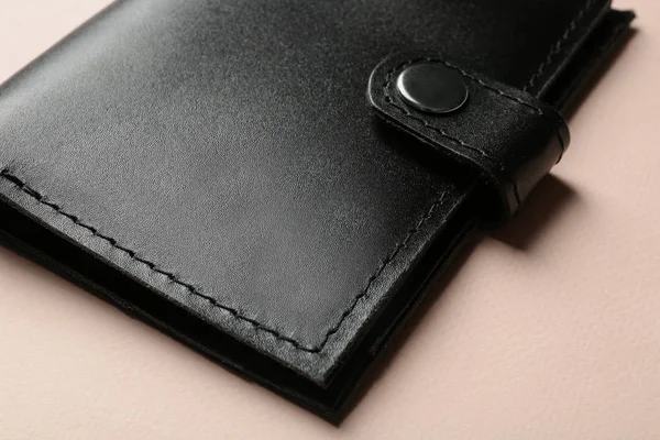 Elegante billetera de cuero sobre fondo de color, primer plano — Foto de Stock