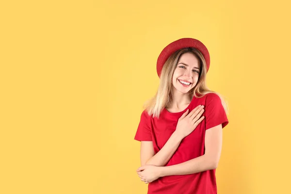 Porträt einer Frau, die Hände in Herznähe auf farbigem Hintergrund hält. Raum für Text — Stockfoto