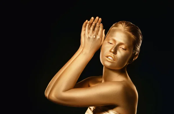 Retrato de bela senhora com tinta dourada na pele contra fundo preto — Fotografia de Stock
