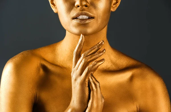 Vacker dam med guldfärg på huden mot grå bakgrund, närbild — Stockfoto
