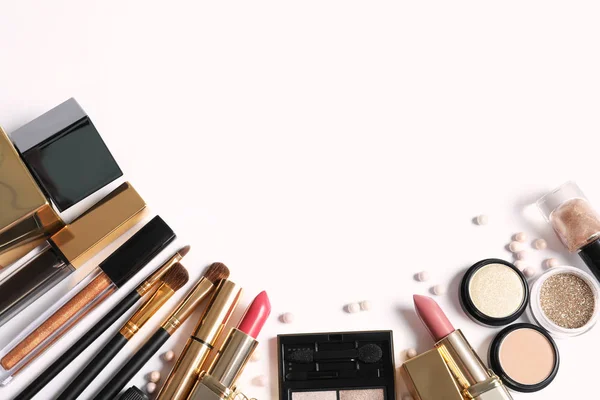 Zestaw luksusowych produktów do makijażu na białym tle, płaski lay — Zdjęcie stockowe