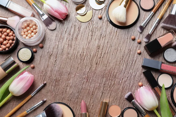 Många olika makeup produkter och blommor våren på färg bakgrund, platt låg. Utrymme för text — Stockfoto