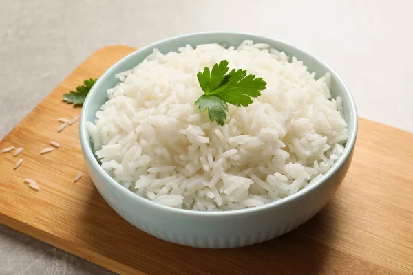 Tigela de arroz delicioso com salsa na mesa — Fotografia de Stock