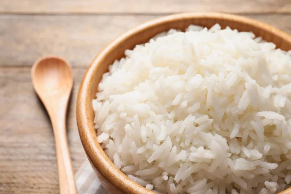 Tigela de arroz delicioso na mesa de madeira, close-up — Fotografia de Stock