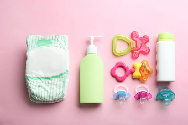 Lägenheten låg sammansättning med baby tillbehör på färgbakgrund — Stockfoto