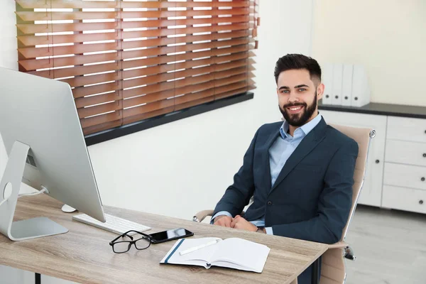 Gutaussehender Geschäftsmann arbeitet im Büro am Tisch — Stockfoto