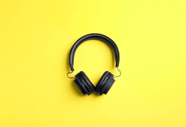 Стильные наушники на цветном фоне, вид сверху
