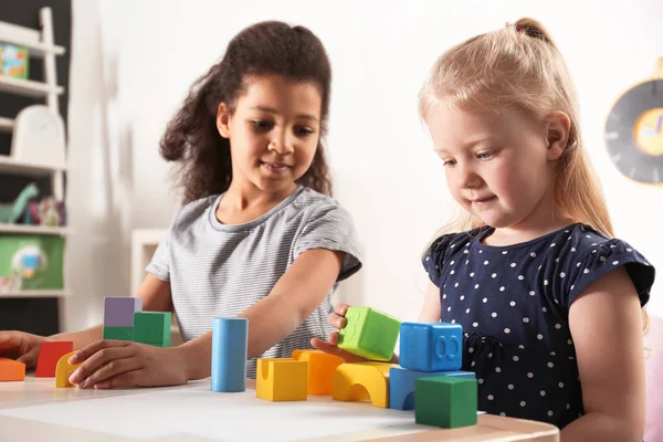 Petits enfants mignons jouant avec les blocs de construction à la maternelle. Activité intérieure — Photo