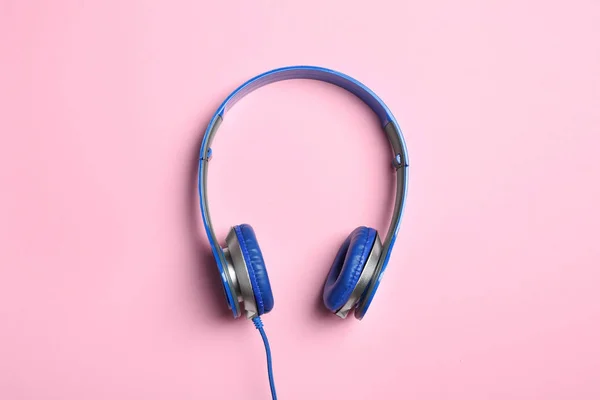 Stylová sluchátka na barvu pozadí, pohled shora — Stock fotografie