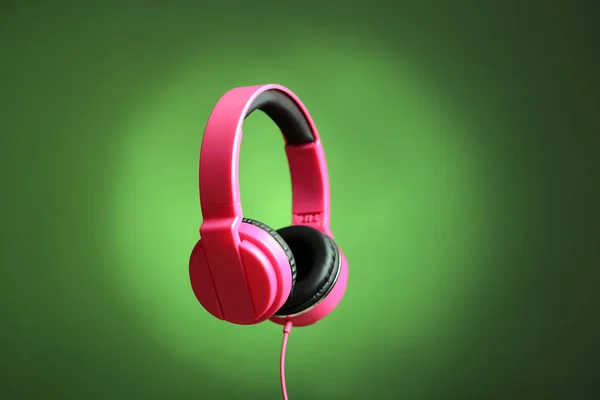 Stylové sluchátka na barevném pozadí. Místo pro text — Stock fotografie