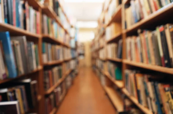Vista borrosa de los armarios con libros en la biblioteca — Foto de Stock