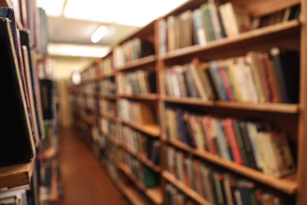 Θολή θέα των ντουλαπιών με βιβλία στη βιβλιοθήκη — Φωτογραφία Αρχείου
